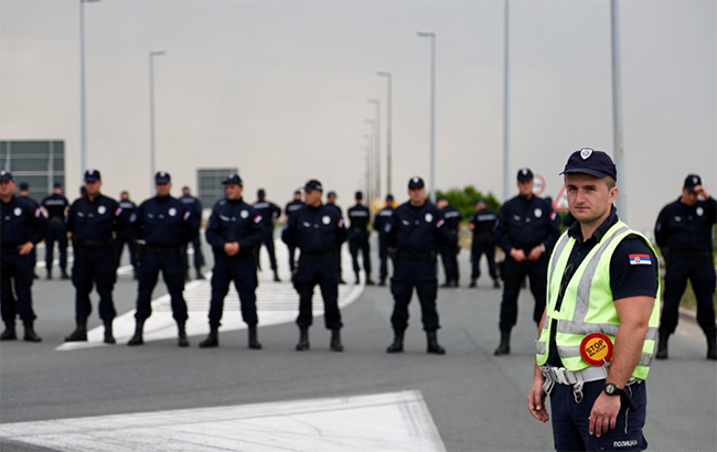 В Сербии полиция заблокировала дороги для препятствования митинга националистов